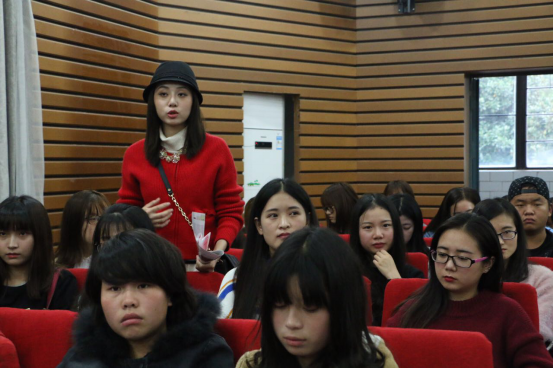 同学向段躍中博士提问 同学向段躍中博士提问